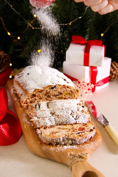 Traditioneller Christstollen Mit Obst Und Nüssen — Stockfoto