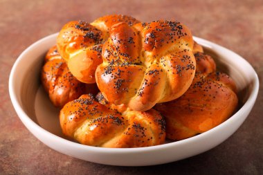 Taze haşhaş tohumu kasede.