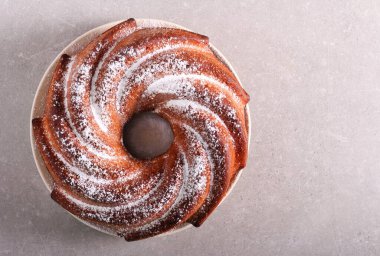 Şekerli portakal kabuklu turuncu pasta.