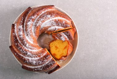 Şekerli portakal kabuklu turuncu pasta.