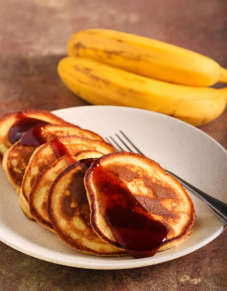 Bananenpannenkoeken Met Aardbeienjam Geserveerd Bord — Stockfoto