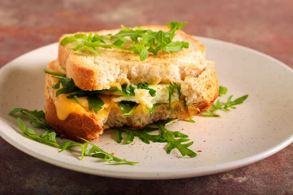 Sandwich Parrilla Con Queso Cohete Huevo Frito —  Fotos de Stock