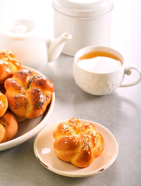 Ontbijt Broodjes Met Kopje Groene Thee — Stockfoto