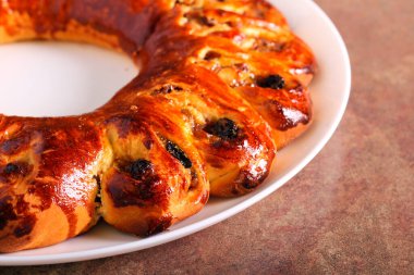 Meyve dolu ekmek çelengi ve tatlı dolgu.