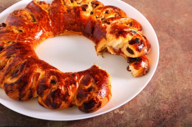 Meyve dolu ekmek çelengi ve tatlı dolgu.