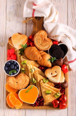 Anneler günü kahvaltısı, şarküteri panosu.