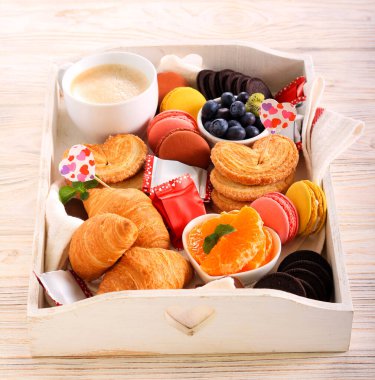 Sevgililer Günü için tepside tatlı kahvaltı