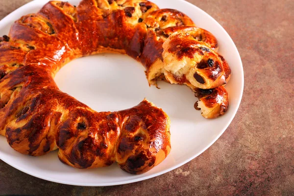 Meyve dolu ekmek çelengi ve tatlı dolgu.