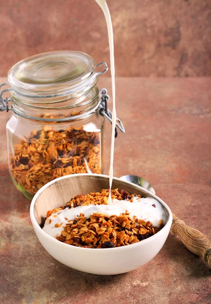 Granola Caseira Uma Tigela Derramando Iogurte Sobre Café Manhã Saudável — Fotografia de Stock