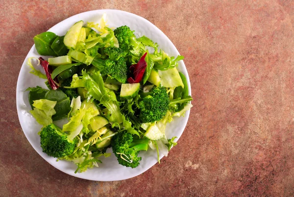 Salada Verde Saudável Fresca Com Brócolis Folhas Salada Mistas Pepino — Fotografia de Stock