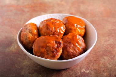 Bir kase içinde sığır eti köfte