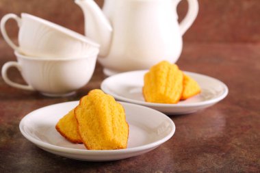 Safran ve polenta kurabiyeleri, kabuk şeklindeki küçük sünger kekleri.