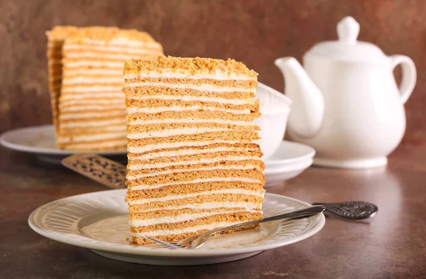 Honey Torte Thin Cake Layers Separated Thick Cream Cheese Frosting — Stock Photo, Image