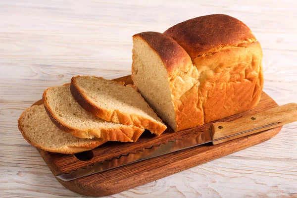 Domácí Bílý Chléb Otrubami Krájený Dřevěné Desce — Stock fotografie
