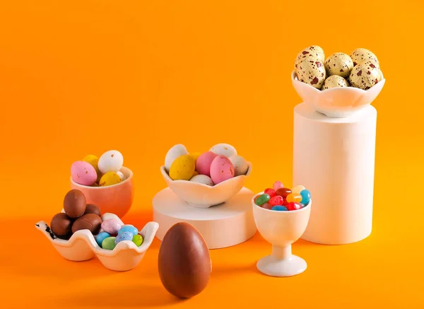 Composición Pascua Huevos Chocolate Dulce Pedestal Sobre Fondo Amarillo — Foto de Stock