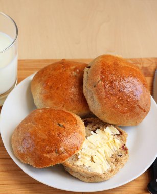 Kuru üzümlü tam buğday çayı.