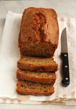 Tatlı muzlu ekmek, dilimlenmiş.