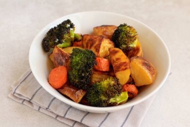 Kızarmış sebze: patates, havuç, brokoli.
