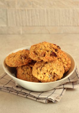 Kuru üzümlü yulaf kurabiyesi