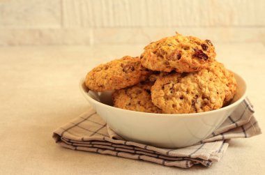 Kuru üzümlü yulaf kurabiyesi