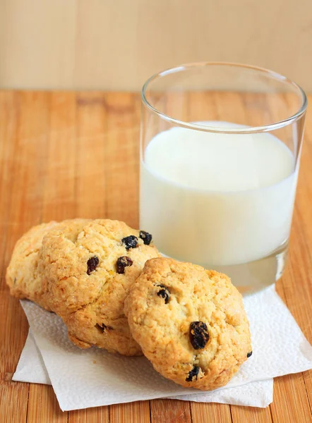 Kaya kekleri ve bir bardak süt.