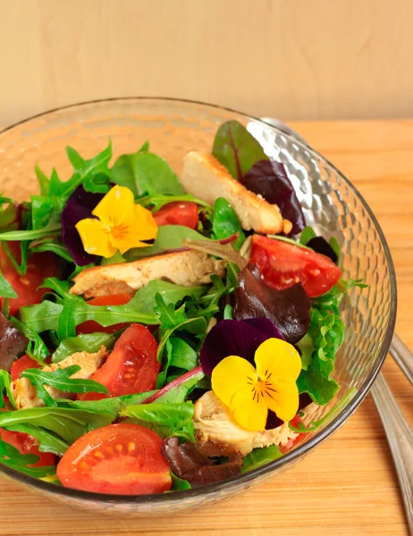 Salada Saudável Com Flores Comestíveis — Fotografia de Stock