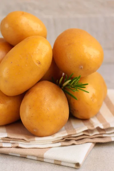 Raw Potatoes Rosemary Kitchen Towel — Stock Photo, Image