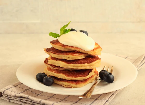 Pilha Panquecas Banana Com Creme Cima — Fotografia de Stock