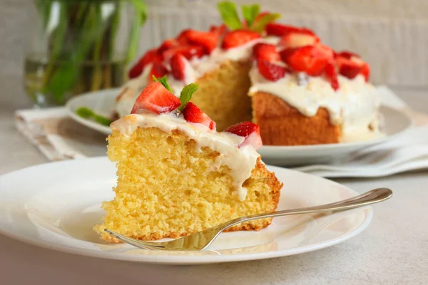 Kokoskuchen Mit Joghurt Und Erdbeerbelag — Stockfoto