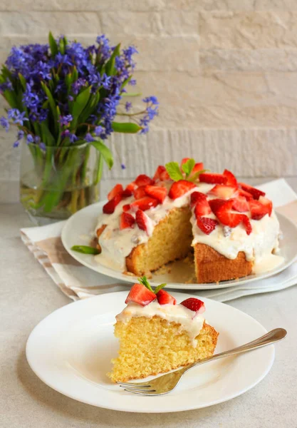 Gâteau Noix Coco Yaourt Garniture Aux Fraises — Photo