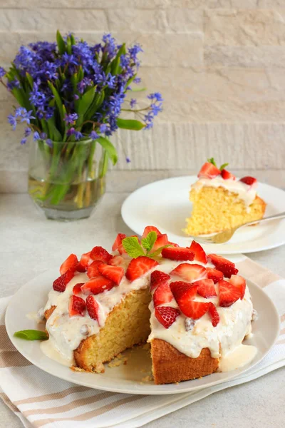 Kokoskuchen Mit Joghurt Und Erdbeerbelag — Stockfoto