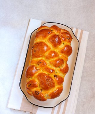 Kuru üzümle örülmüş tatlı ekmek