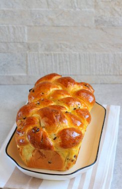 Kuru üzümle örülmüş tatlı ekmek