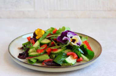 Yenilebilir çiçekli sebze salatası.