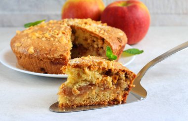 Bir dilim elma ve fındıklı turta.