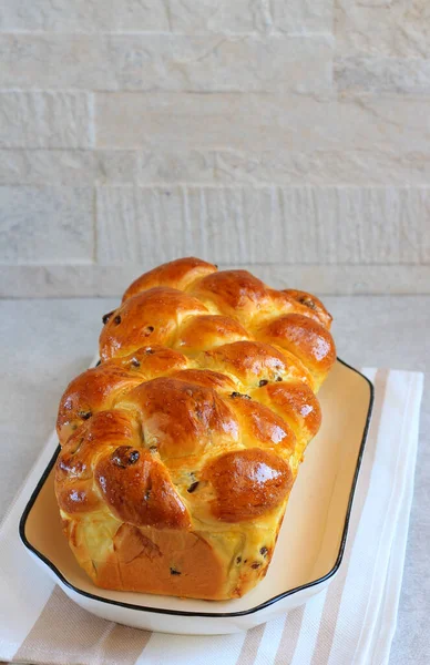 Kuru üzümle örülmüş tatlı ekmek