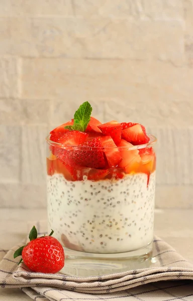 Strawberry Chia Seed Pudding Glass — стоковое фото