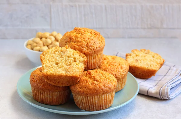 Magdalenas Dulces Avellana Plato — Foto de Stock