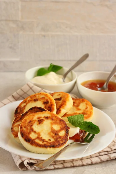 Traditionelle Ukrainische Quarkfritters Namens Syrniki — Stockfoto