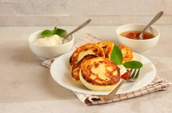 Traditional Ukrainian Cottage Cheese Fritters Called Syrniki — Stock Photo, Image