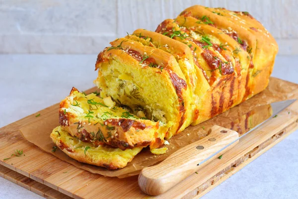 Pull Apart Cheese Dill Bread — стоковое фото