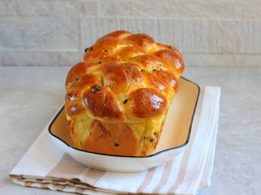 Kuru üzümle örülmüş tatlı ekmek