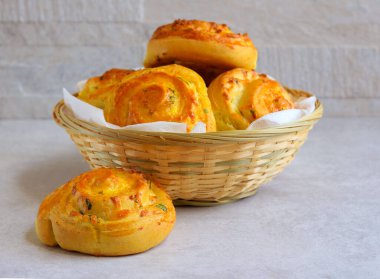 Ev yapımı peynirli börek sepeti