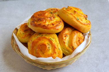 Ev yapımı peynirli börek sepeti