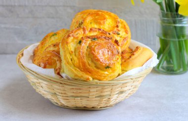 Ev yapımı peynirli börek sepeti