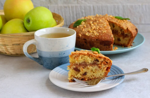 肉桂苹果和坚果茶蛋糕 — 图库照片