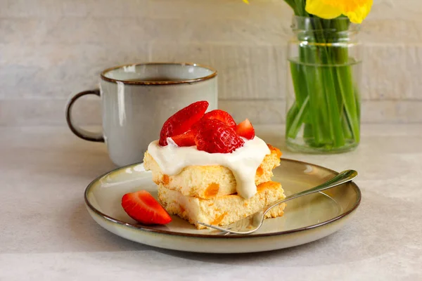 Apricot Cheesecake Slices Sour Cream Strawberry Top — Fotografia de Stock