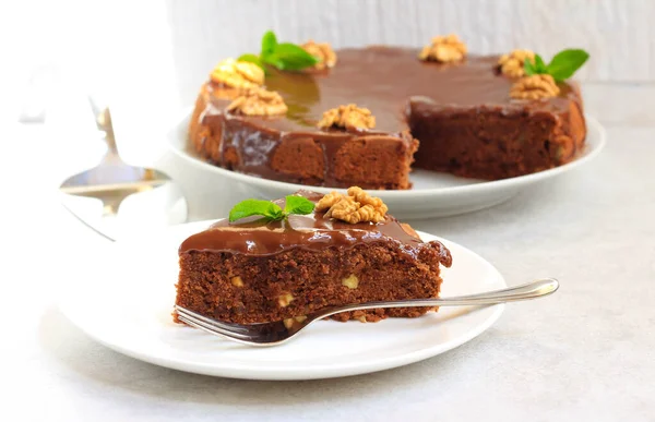 Chocolate Walnut Cake Chocolate Glaze — стоковое фото