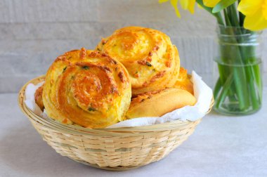 Ev yapımı peynirli börek sepeti