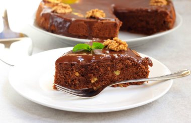 Çikolata ve çikolata kaplı cevizli kek.